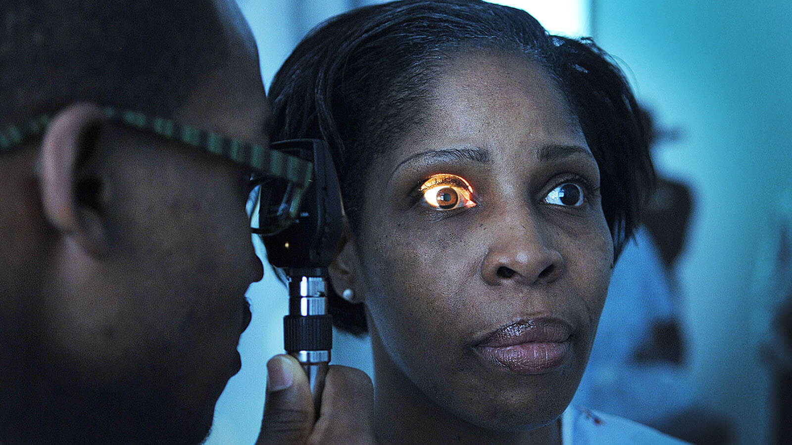 Light eye reaction examination.