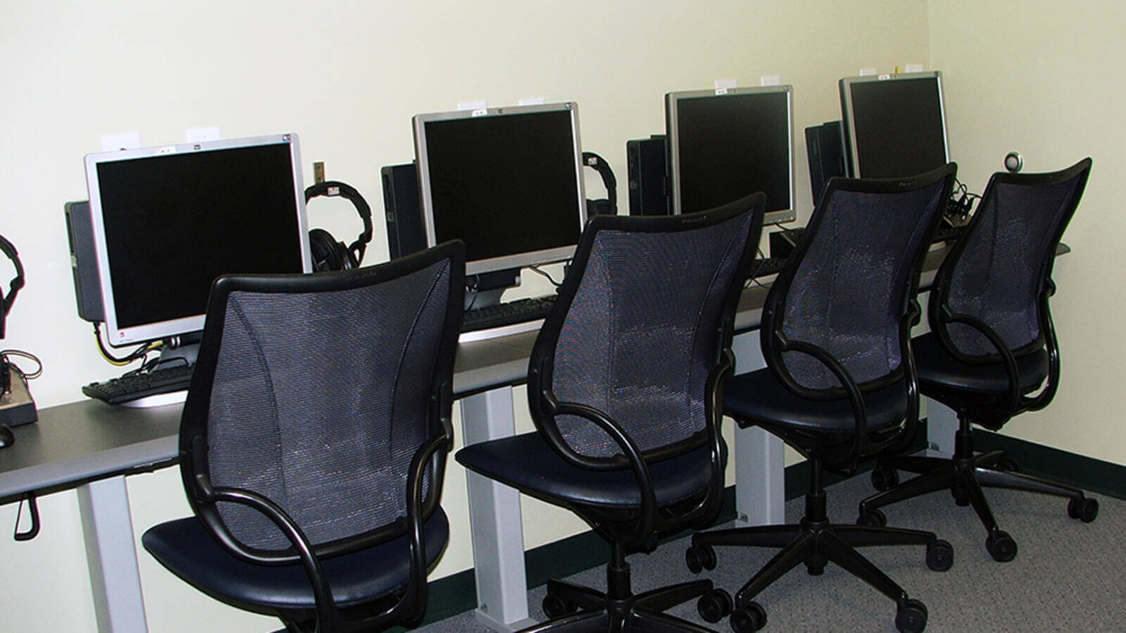 Room with Desktop PC, desk and chairs